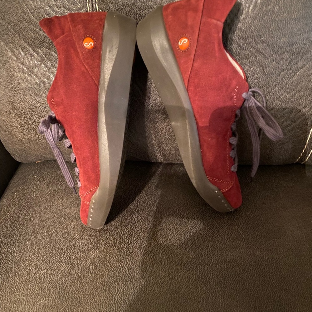 Softinos Sz 6.5M Burgundy Suede Sneakers EUC😊😊